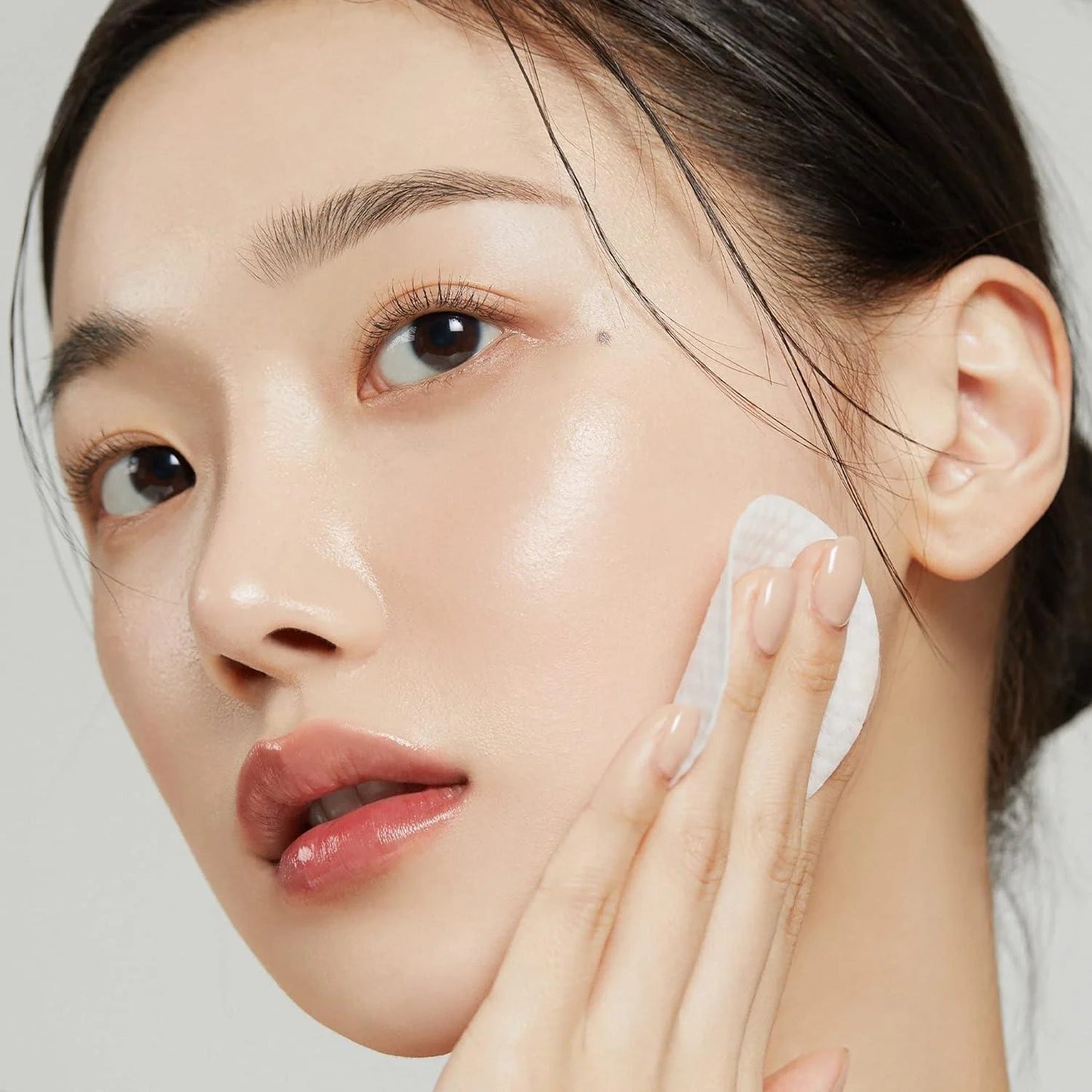medicube Zero Pore Pad 2.0 applied on face model using pore tightening toner pad