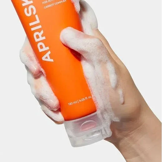 منظف ​​رغوي لعلاج حب الشباب يحتوي على الكاروتين الحقيقي