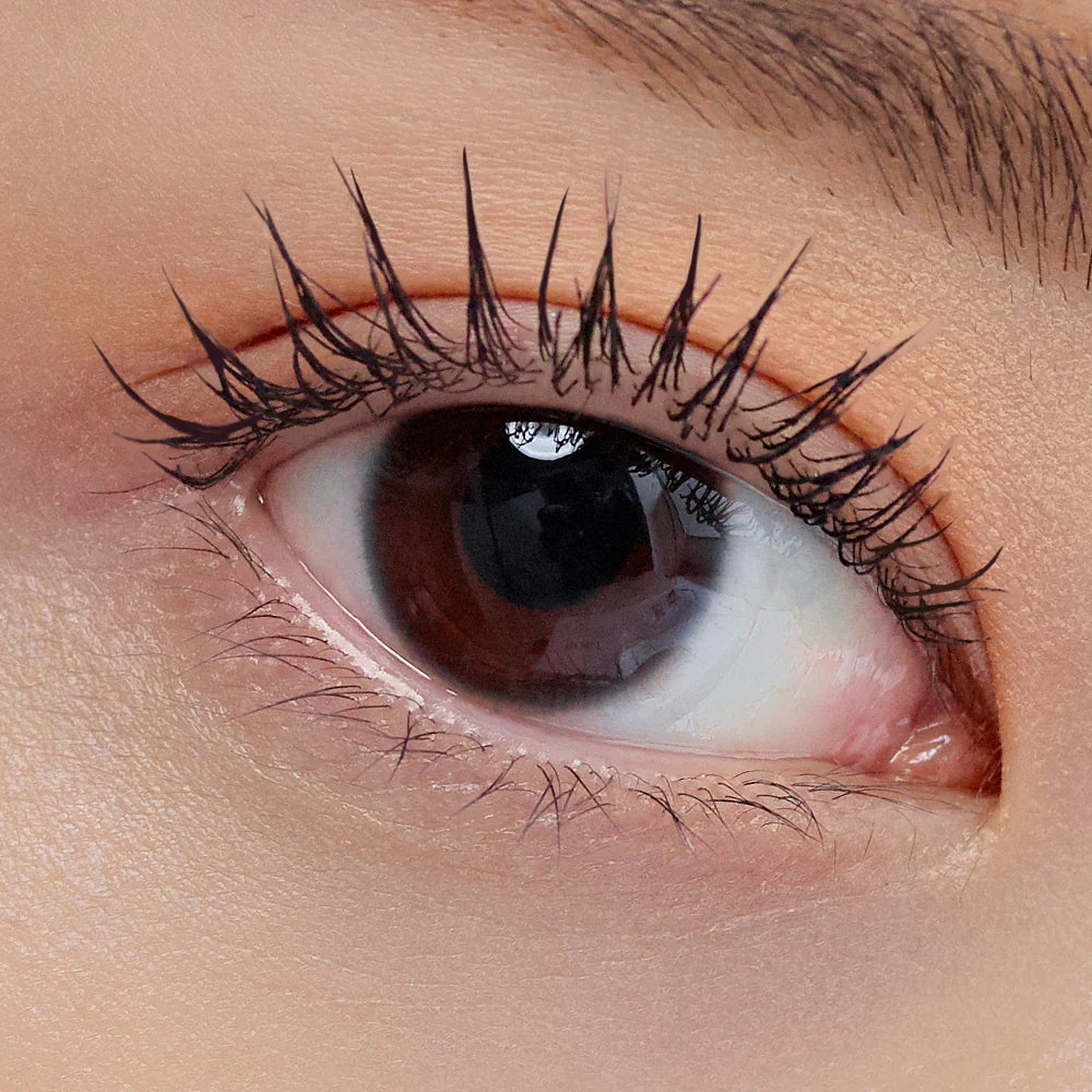 CLIO Kill Lash Superproof Mascara Long Curling applied on eyelashes for lifted and defined lashes