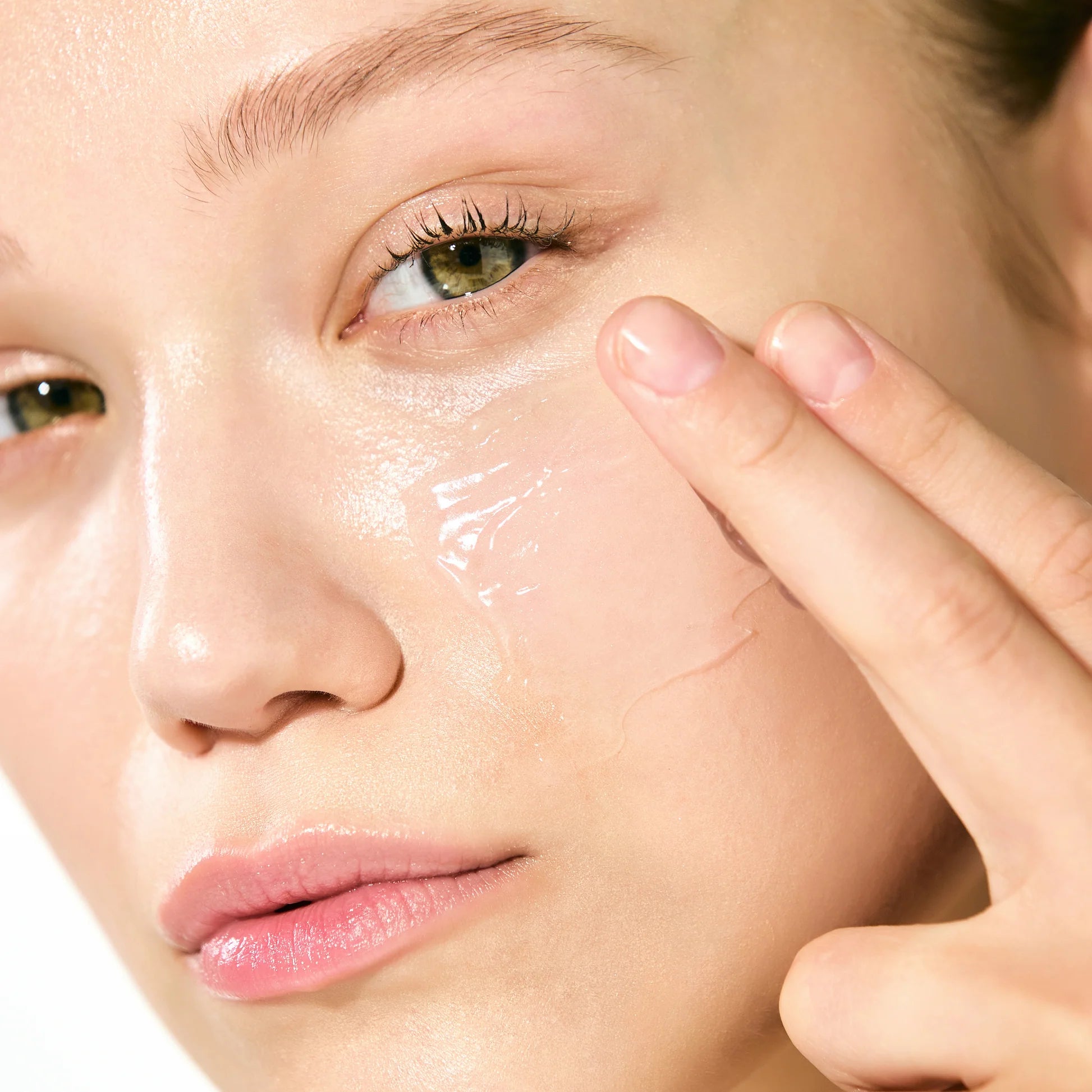 iUNIK Lime Moisture Mild Peeling Gel applied on face for smooth and clear skin result