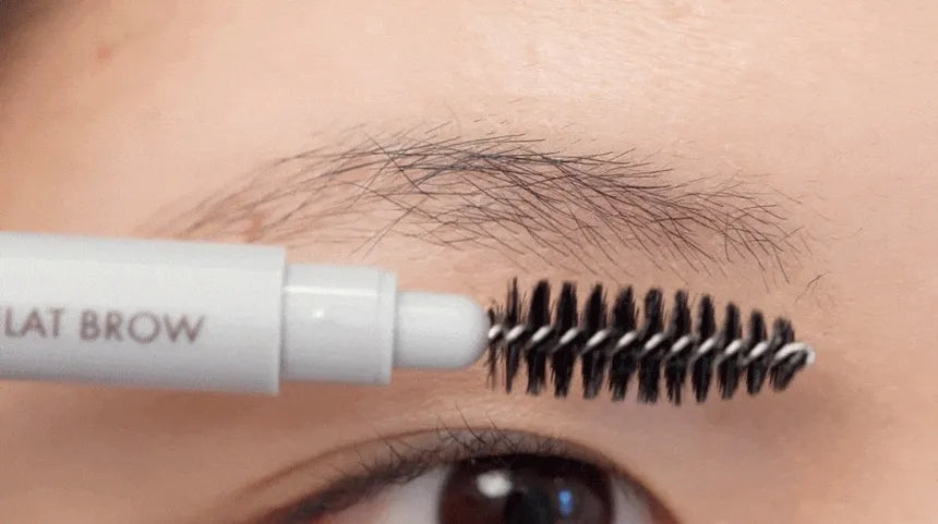 rom&nd Han All Flat Brow Spoolie brush helps blend product for a softer and more natural finish