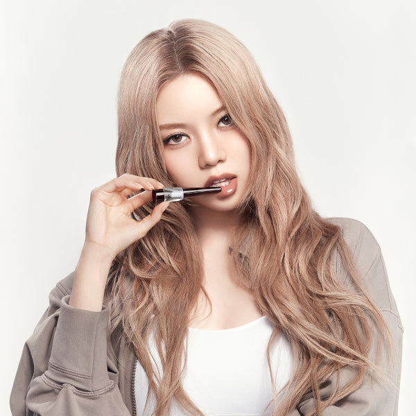 VT Cosmetics Reedle Shot Lip Plumper Expert applied on lips gloss