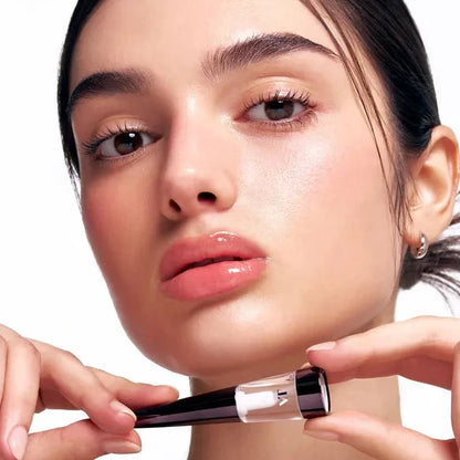 VT Cosmetics Reedle Shot Lip Plumper Expert glossy lips close up