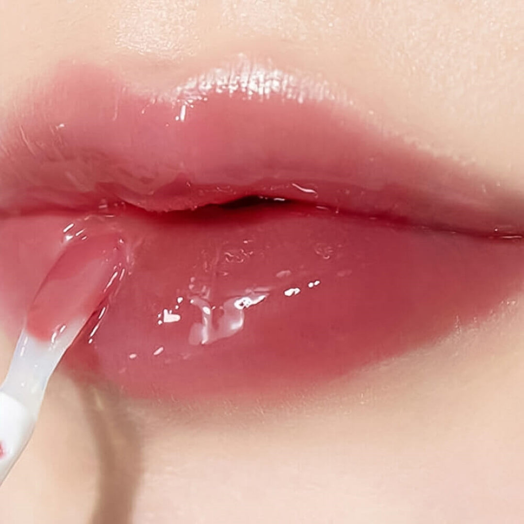 VT Cosmetics Reedle Shot Lip Plumper Rose Berry applied on lips