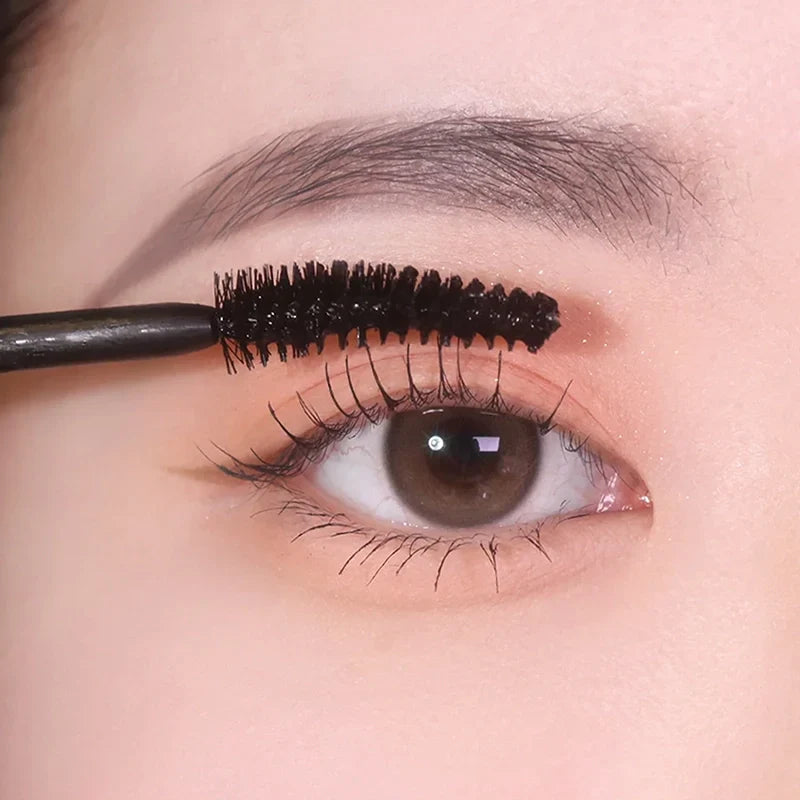 heimish Dailism Smudge Stop Mascara Curling applied on eyelashes for defined and lifted lashes