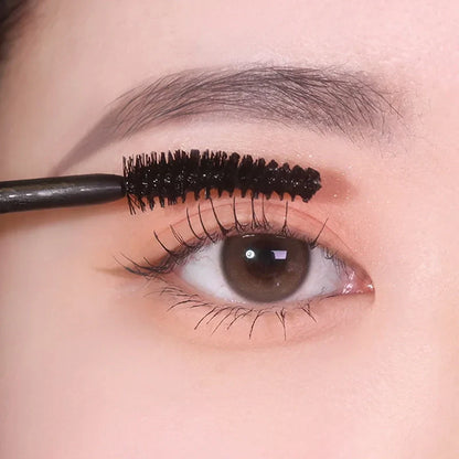 heimish Dailism Smudge Stop Mascara Curling applied on eyelashes for defined and lifted lashes